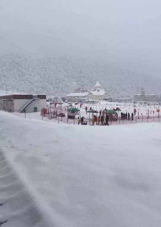 成都冬天适合滑雪的地方，气温陡降至1成都市区有雪但铺不起来