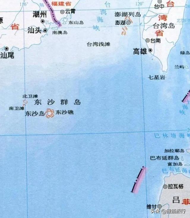 东沙群岛位于万山群岛以东，东沙群岛主要岛屿