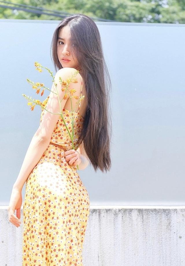 木村光希衣品提高！穿亮黃色碎花連衣裙卻撞衫劉雯，向偶像致敬？ 娛樂八卦吃瓜 第1张