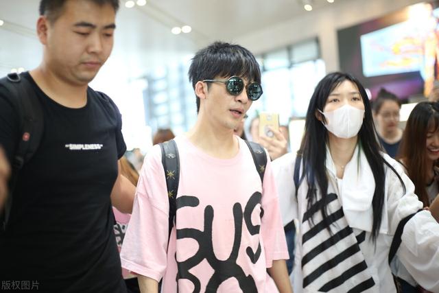 有人骂王思聪吗，被王思聪置顶辱骂三年的男人