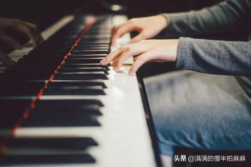 初学者钢琴指法，初学弹钢琴的基本指法（教大家怎么认识钢琴键盘）