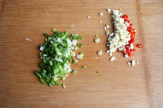 方便面的各种吃法，方便面各种吃法大全（看00后吃泡面，难怪不长肉了）