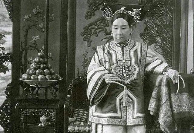 木棺和石棺有什么说法，英国女王遗体是火葬还是土葬