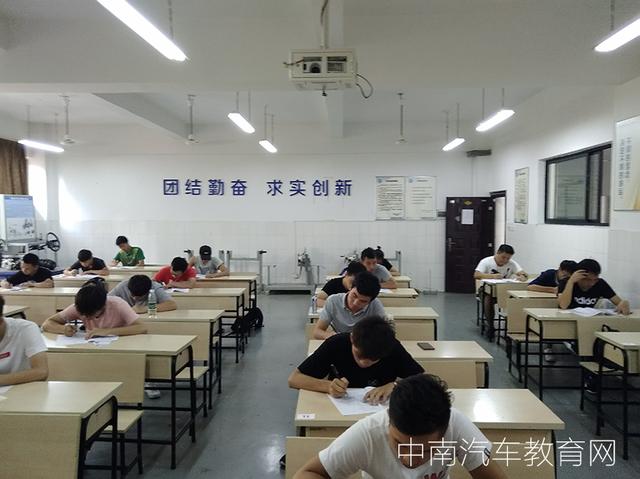 评估师资格证报考条件，二手车评估师报考条件和费用（二手车评估师证的报考条件是什么）