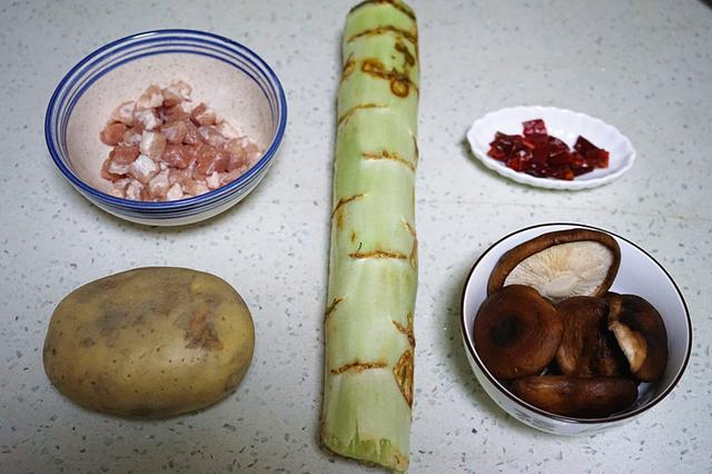 爆炒三丁的做法好吃程度不输饭店，爆炒三丁最家常的做法