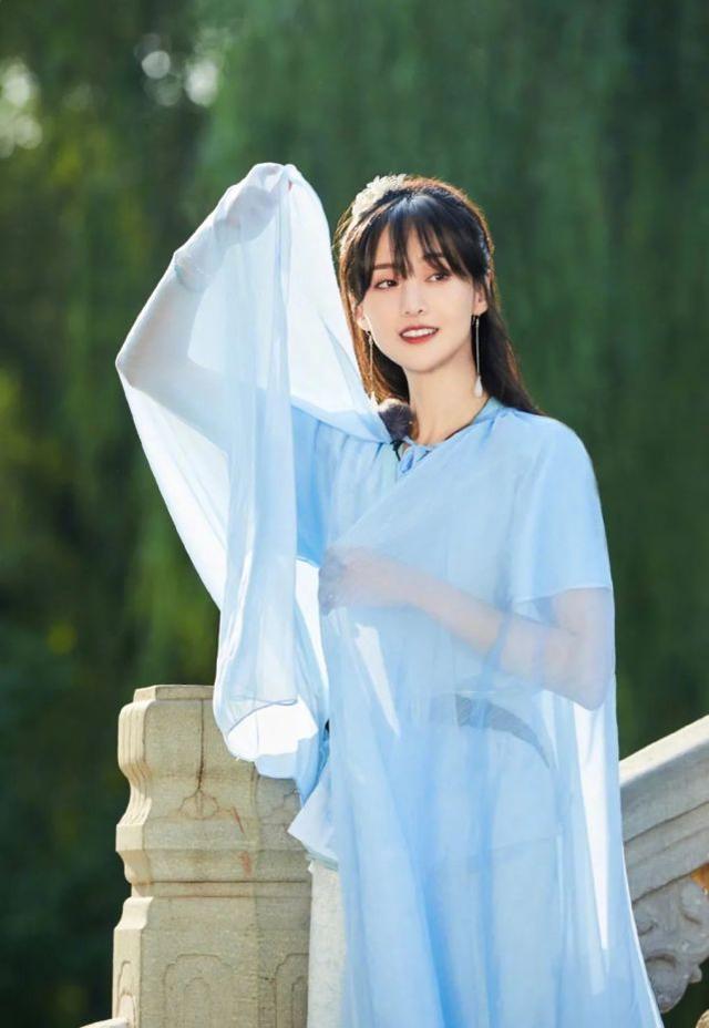 「楚雨蕁」鄭爽太會穿！姜黃色工裝風套裝顯露長腿，甜酷造型給力 娛樂八卦吃瓜 第3张