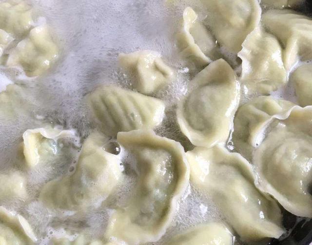 包饺子和面的方法，怎样包饺子和面的正确方法（用冷水好还是热水好）