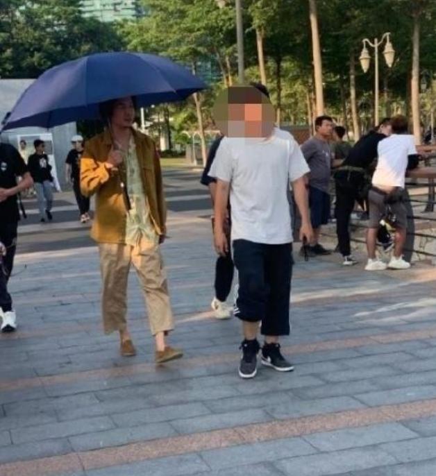 冯绍峰近照中年发福，与景甜同框身材反差大