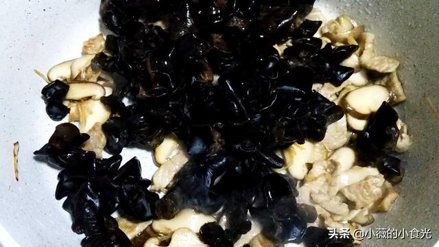 木耳炒香菇制作教程，几朵香菇简单一炒