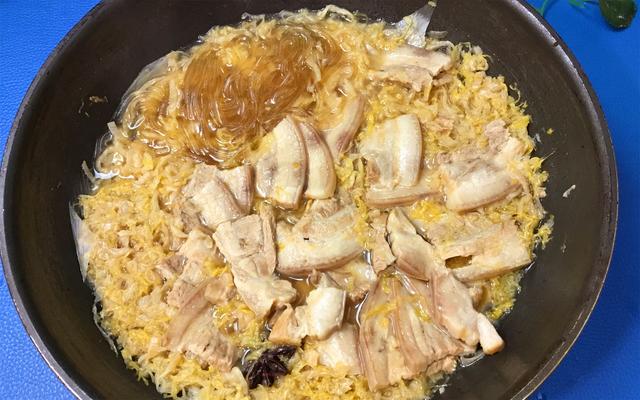 酸菜五花肉的做法，五花肉酸菜锅做法