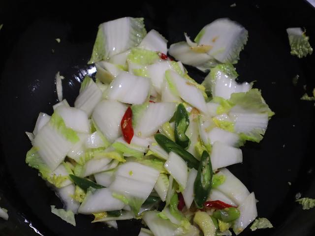 娃娃菜怎么做好吃又简单不用油，娃娃菜这样做不加一滴水