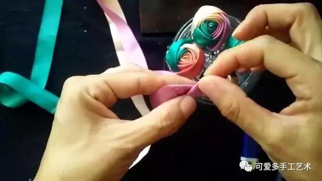 三色丝带玫瑰花朵做法大全，浪漫酷炫的三色丝带玫瑰