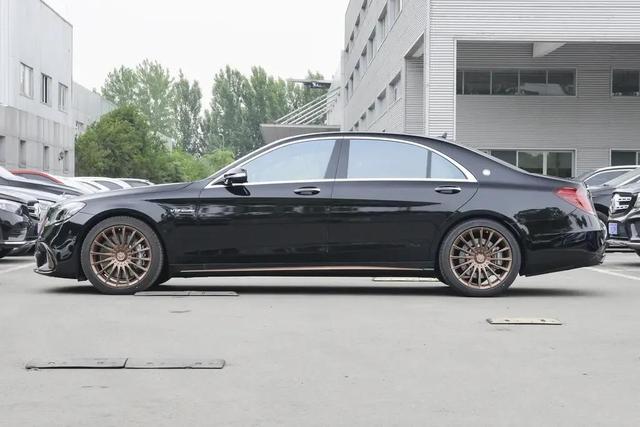 奔驰gt63s，奔驰amg gt 63s 介绍（国内进口版本中性能最强的奔驰四门GT跑车）