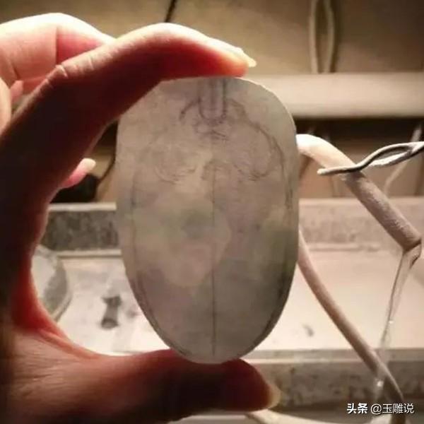 玉石雕刻加工费，翡翠雕刻加工费多少（价值才几百元的翡翠料子）