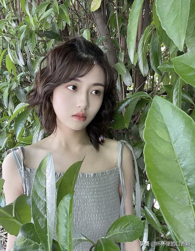 一生一世任嘉伦白鹿合照红底，任嘉伦帅气白鹿靓丽