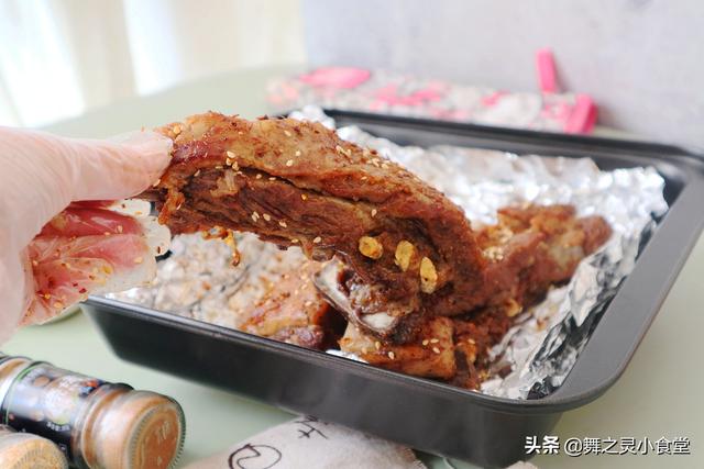 如何把羊排烤得外酥里嫩，几块钱做一道外酥里嫩多汁烤羊排