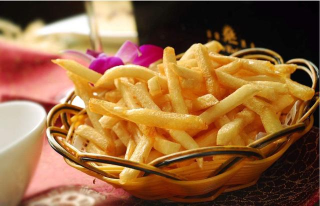 炸薯条的家常做法只需要五分钟，炸薯条的家常做法
