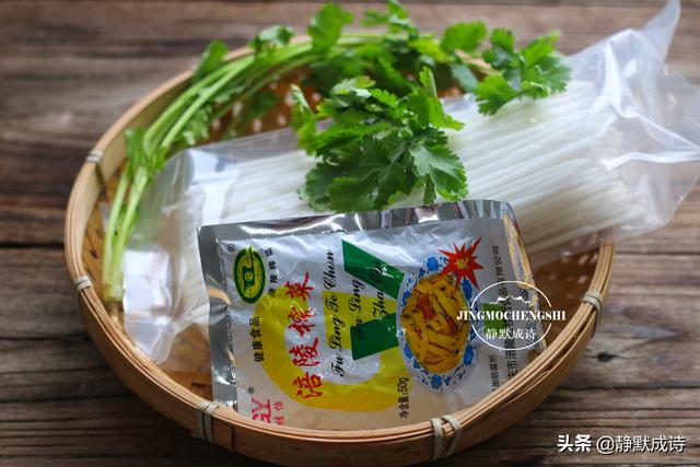 酸辣粉的家常做法，酸辣粉的家常做法简单做法（嗦粉嗦到停不下来）