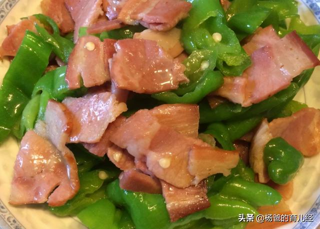 青椒炒培根做法步骤，分享一款培根炒青椒