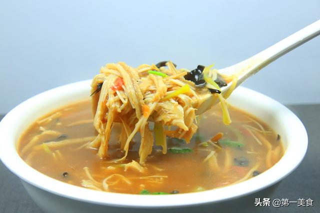 老式酸辣肚丝汤做法，大厨教你天冷该喝什么