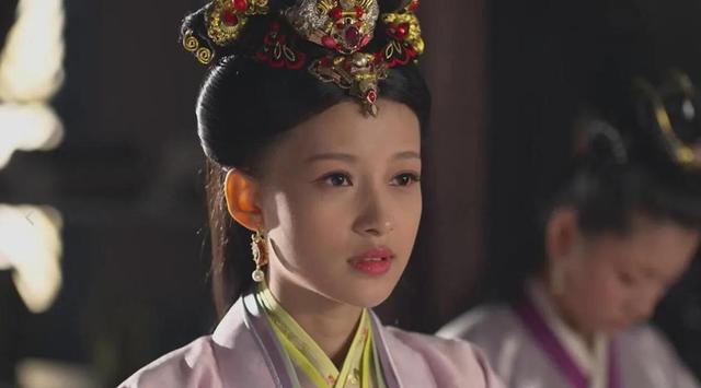 芈月传孙怡饰演的芈瑶，当众搂抱男经纪人关系亲密