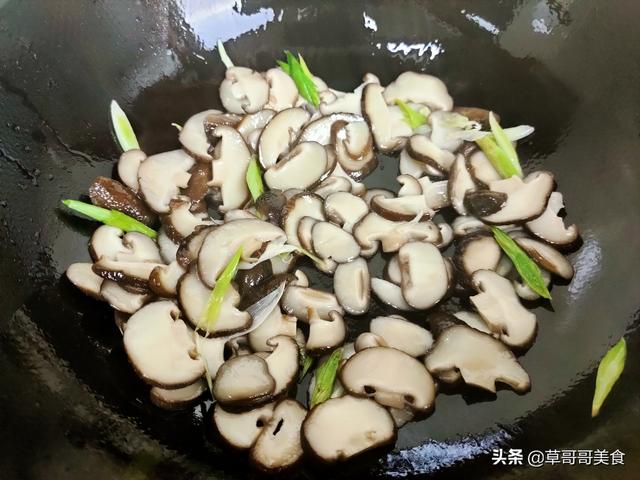 香菇炒肉怎么炒好吃，香菇怎么炒肉好吃又嫩（厨师长分享香菇肉片正确做法）
