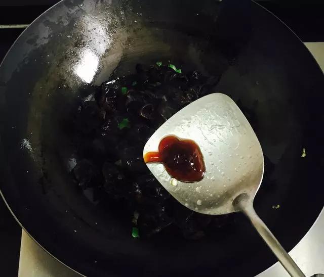 素炒韭菜木耳家常做法，韭菜和豆腐皮、木耳是天生的一对