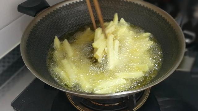 如何炸薯条又酥又脆窍门，炸薯条3个超简单小技巧