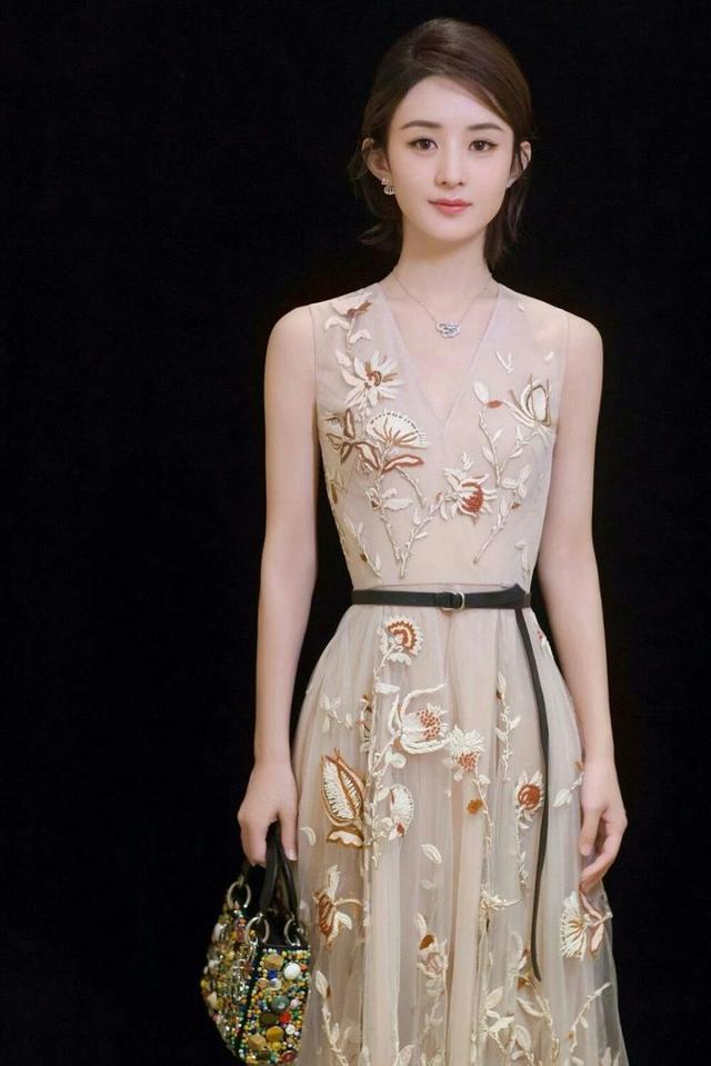 赵丽颖把吊带裙穿出新花样，赵丽颖性感造型来袭