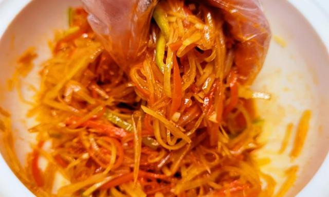 炒土豆丝要焯水吗，土豆丝家常做法要焯水吗