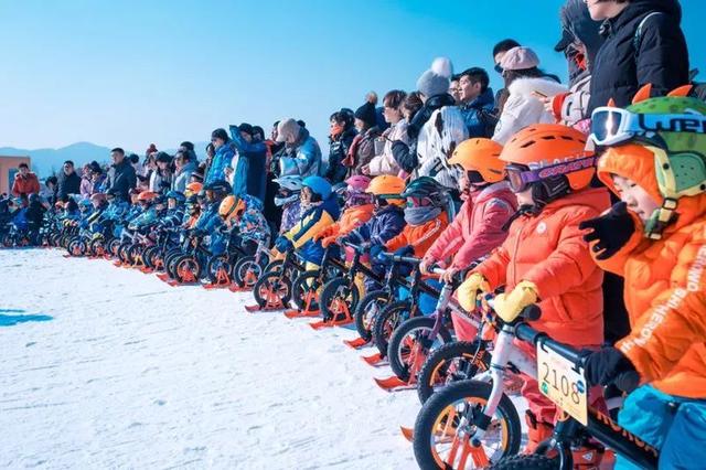 山东哪里有冰雪大世界，山东青州游客冰雪世界享清凉