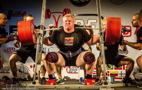 正确的深蹲姿势和错误的深蹲姿势，深蹲蹲的越低越好