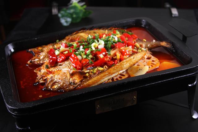 生焖鲈鱼的做法，蒜香焖鲈鱼最正宗的做法（十元钱买条鲈鱼）