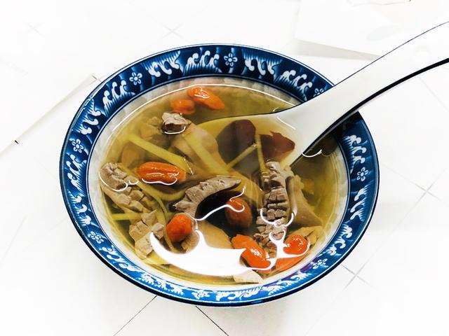 猪腰子怎么切腰花，怎么切猪腰花和做腰花汤（味道不输餐馆大厨）