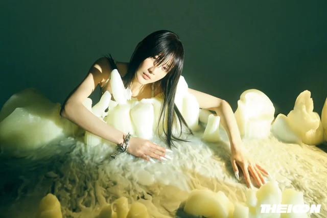 李宇春女装图片，李宇春穿搭卫衣（时尚大片红黑榜）