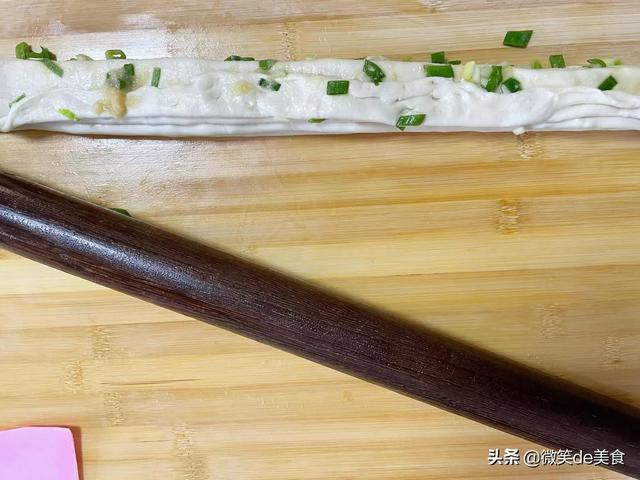 千层葱油饼怎么做又软又好吃窍门，用这个方法做千层油饼太香了