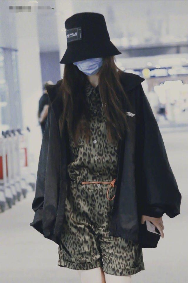 Angelababy現身機場，穿白色T恤配少女粉半裙，太像草莓味女孩 娛樂八卦吃瓜 第8张
