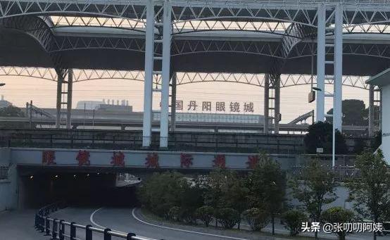 丹阳市眼镜批发市场位置，丹阳眼镜城人潮涌动的批发市场