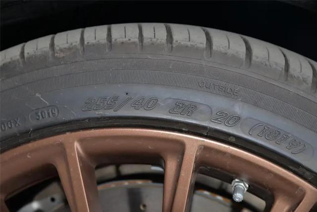 奔驰gt63s，奔驰amg gt 63s 介绍（国内进口版本中性能最强的奔驰四门GT跑车）