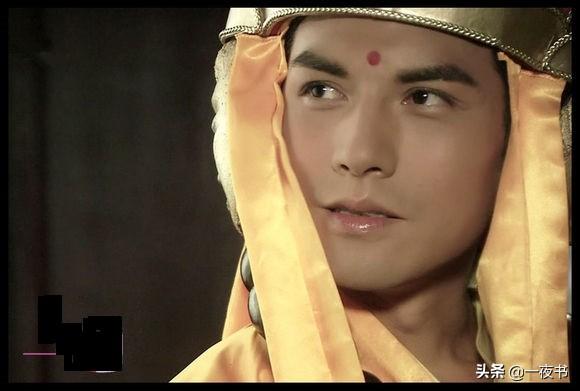 成玉元君与东华帝君，成玉站在人群前与连宋宛若天生一对