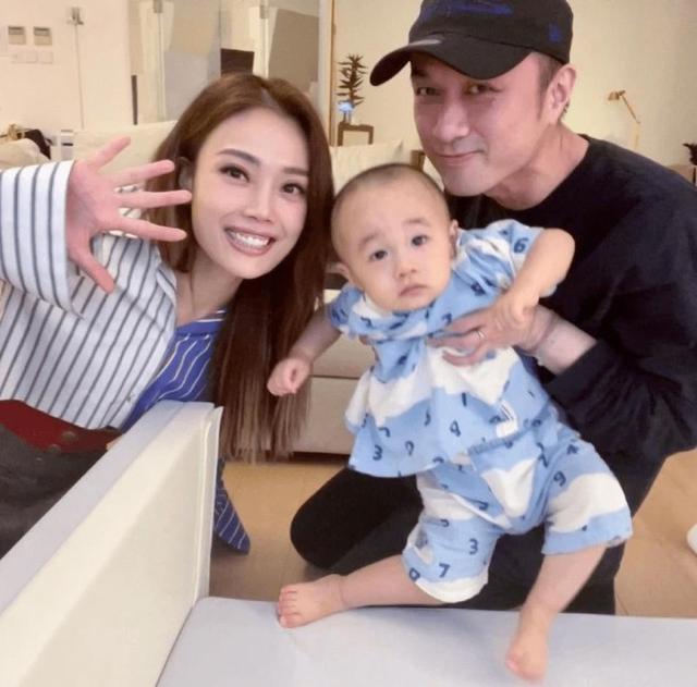容祖兒曬和古巨基父子合影，49歲古巨基成奶爸，帶娃不工作 娛樂八卦吃瓜 第1张
