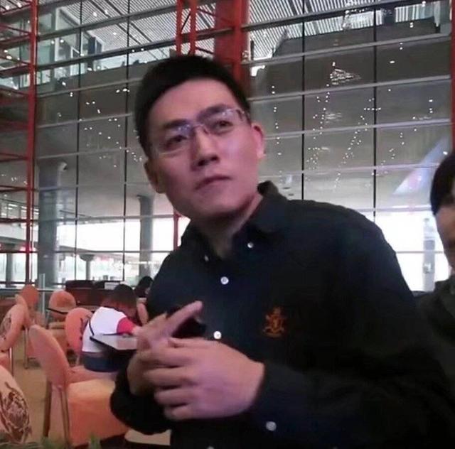 时代峰峻李飞丢了几张王牌，时代峰峻老板李飞被粉丝接机