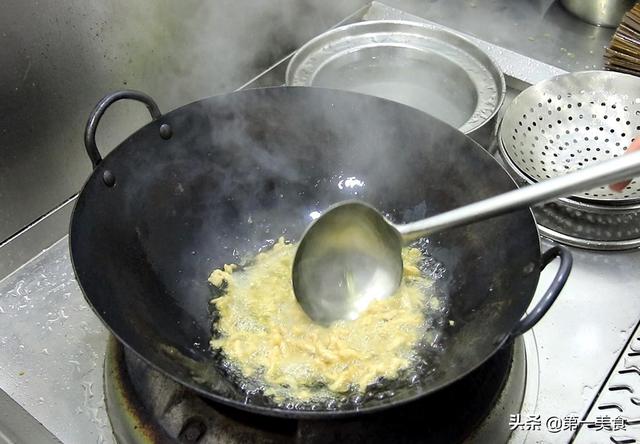 黄花菜炒肉最正宗的做法，黄花菜炒肉丝很多人第一步就做错了