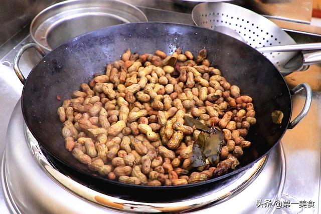 做水煮花生只放盐做错了，水煮五香花生正确做法