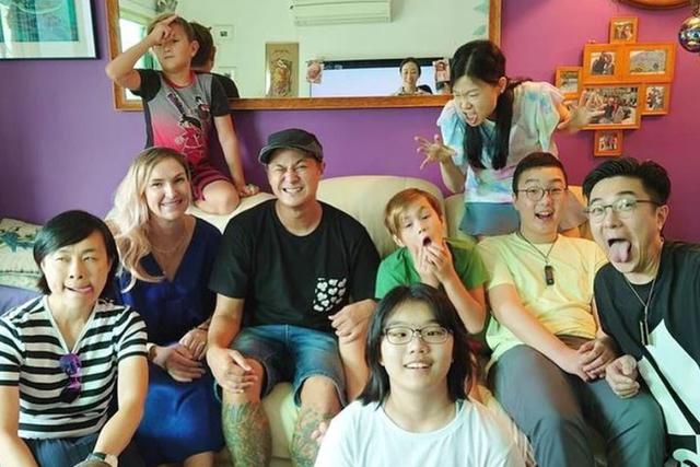 许冠杰支持张国荣还是谭咏麟，70岁许冠杰与68岁谭咏麟携手再办个唱