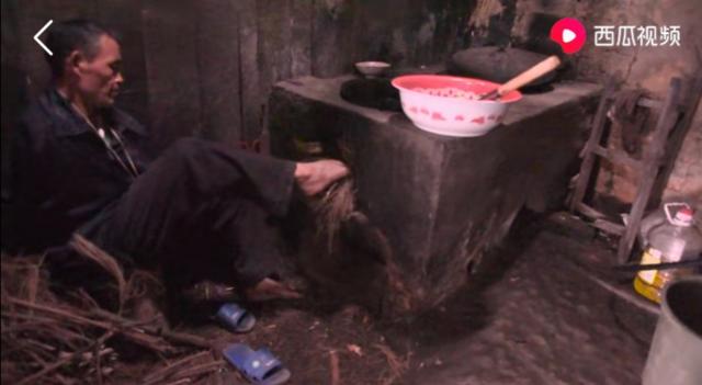 陈星银颁奖典礼，含勺喂母感天动地