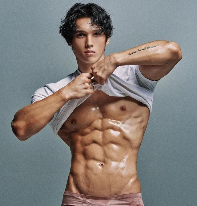 盘点动漫黑发帅哥，海贼王：成功变帅的4个男人