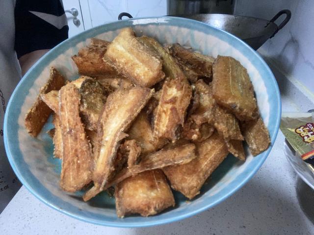 家常炖带鱼的做法，家常炖带鱼怎么做才好吃（不一样的炖带鱼）