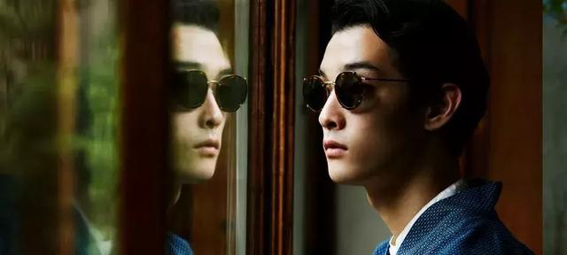 太阳镜怎么挑选，怎么选择适合自己的太阳镜（夏天开车阳光刺眼）