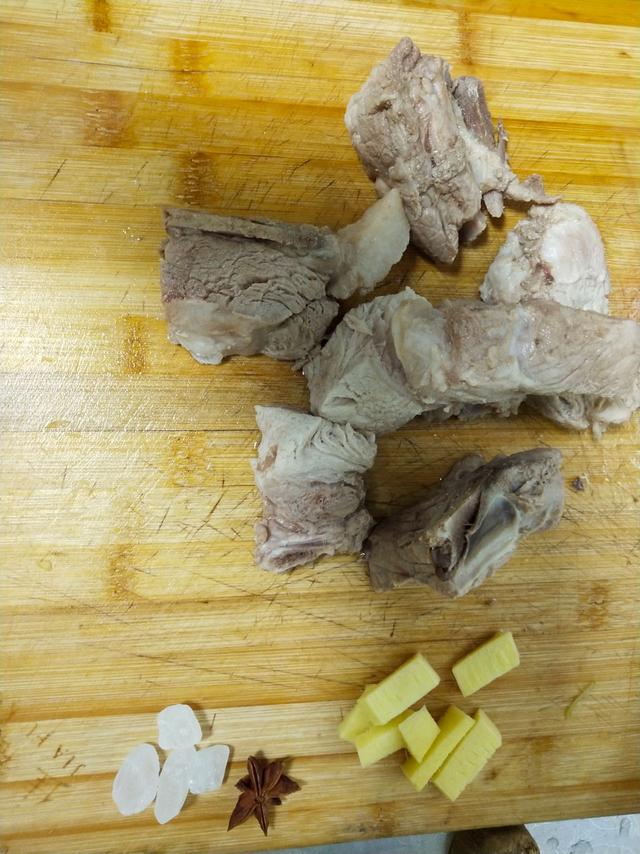 红烧排骨怎样做好吃又简单，红烧排骨最简单最正宗的做法（红烧排骨这样做软烂入味太好吃了）